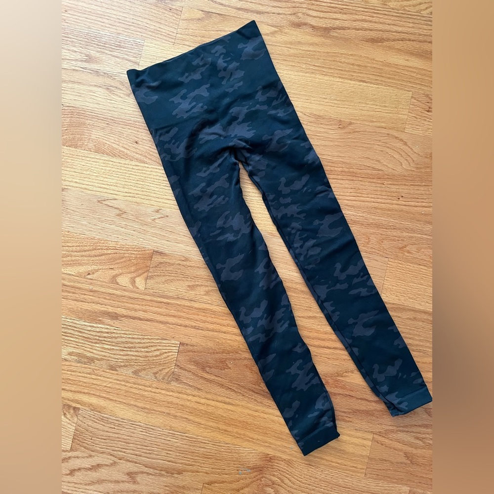Spanx seamless black camo leggings size small